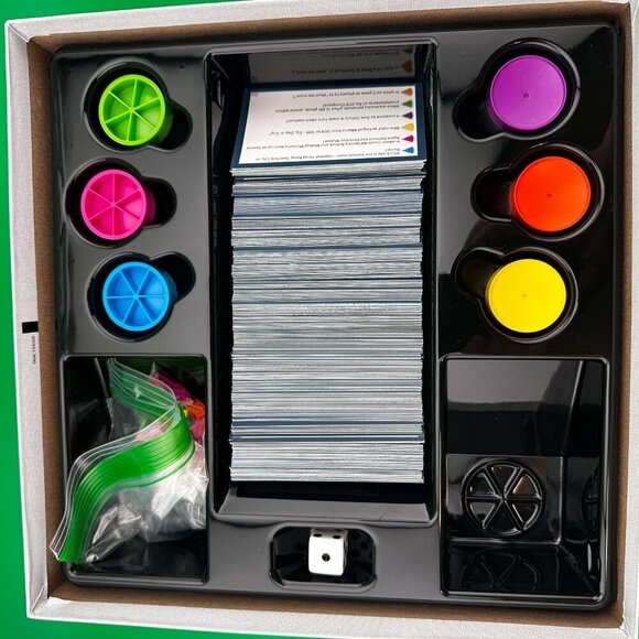 TRIVIAL PURSUIT HASBRO CLASSIC EDITION BOARD GAME, 2400 QUESTIONS, C1940 - Picture 5 of 8